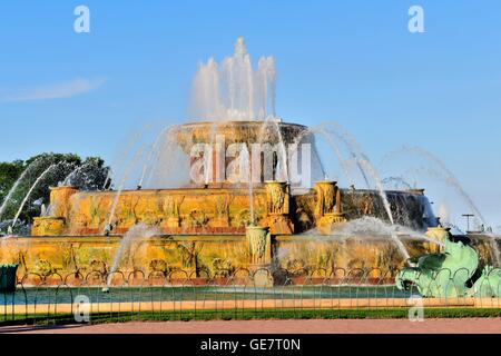 Chicago's fontaine de Buckingham dans Grant Park un soir d'été. La fontaine a été conçu avec des sculptures de Jacques Lambert. Chicago, Illinois, USA. Banque D'Images