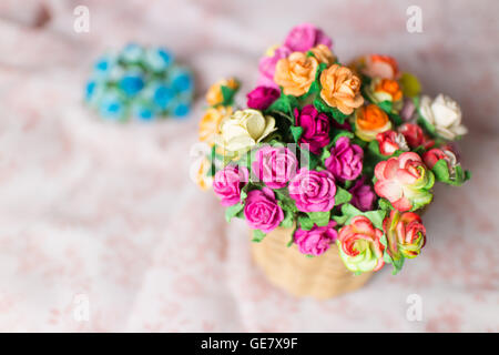 Magnifique bouquet de fleurs lumineuses dans panier sur motif de fond , Concept vintage Banque D'Images