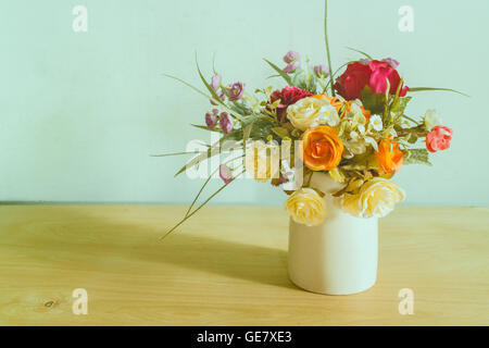 La vie toujours avec un bel ensemble de fleurs dans un vase Banque D'Images