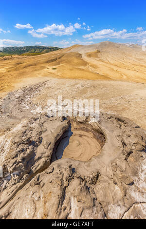 Cratère du volcan de boue active Banque D'Images