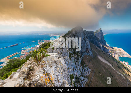 Vue sur le rocher de Gibraltar à partir de la partie supérieure du Rocher Banque D'Images