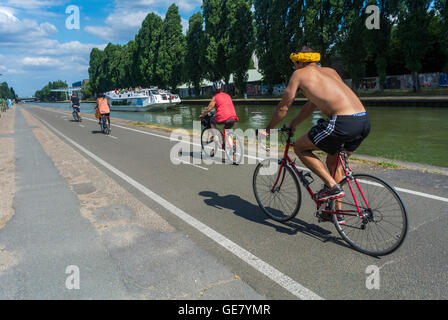 Bobigny, France, Français faire du vélo dans le parc près du canal de l'Ourcq, Paris banlieue chemins, seine saint denis, vélo, piste cyclable Paris Banque D'Images