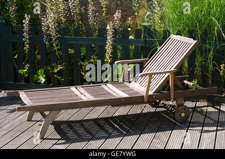 Chaise longue en bois sur un jour d'été Banque D'Images