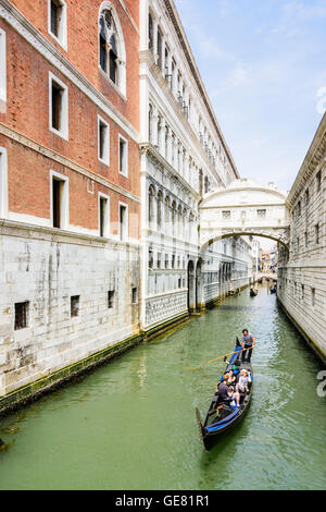 Une télécabine sur le rio di Palazzo passe sous le Pont des Soupirs, Venise, Italie Banque D'Images