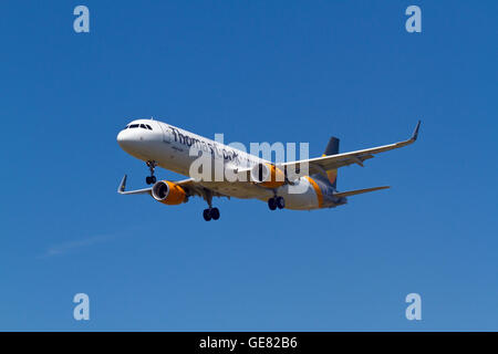 Thomas Cook la Scandinavie, l'Airbus A321, lutte DK412, OY-TCE, de l''aéroport de Dalaman, Turquie, en approche finale à Copenhague Banque D'Images