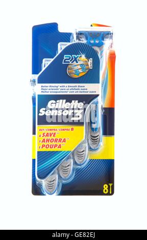 Pack de 8 Gillette Sensor 3 rasoirs jetables sur fond blanc Banque D'Images