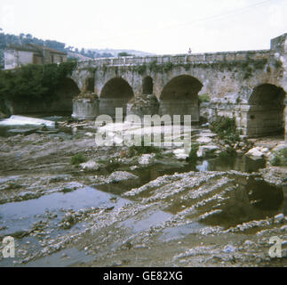 Ce pont à Bénévent (ancienne Beneventum) dans le sud de l'Italie, dans la région connue sous le nom de Campanie, a encore un pont, connu sous le nom de Ponte Leproso, qui est utilisé aujourd'hui et la date de l'époque romaine. Les ouvertures plus haut dans la construction du pont pour permettre le passage de l'eau supplémentaire en période d'inondation. Le pont a été sur le célèbre et bien utilisé Via Appia (Voie Appienne) qui menait de Brindisi (ancienne Brundisium) à Rome. Le pont traverse la rivière Sabato e et est considérée comme une merveille de l'ingénierie Romaine et de l'ingéniosité. Cette photo a été prise à l'été 1970. Banque D'Images