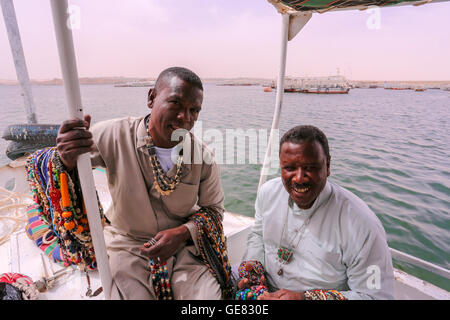 Les hommes de nubian vente de cadeaux sur le Nil à l'île de Philae les temples, Assouan. L'Égypte. Banque D'Images