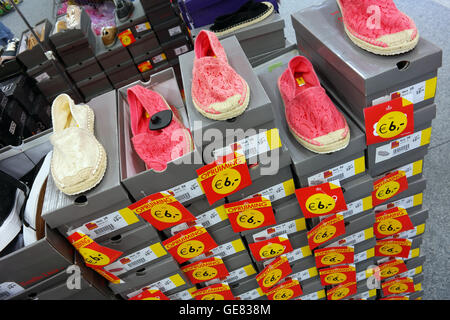 Boîtes à chaussures dans un magasin de chaussures Scapino Banque D'Images