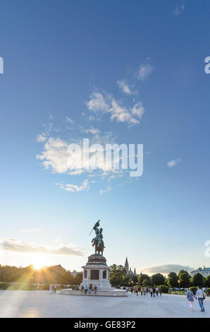 Wien, Vienne : statue équestre de l'Archiduc Karl sur Heldenplatz au coucher du soleil , dans l'arrière-plan l'hôtel de ville, l'Autriche, Wien, 01. Banque D'Images