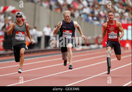 USA's Jarryd Wallace, la Grande-Bretagne et l'Allemagne Jonnie Peacock Felix Streng dans l'épreuve du 100m T43/44 pendant deux jours de la Muller Anniversaire Jeux dans le stade olympique, le Parc Olympique Queen Elizabeth, Londres. Banque D'Images