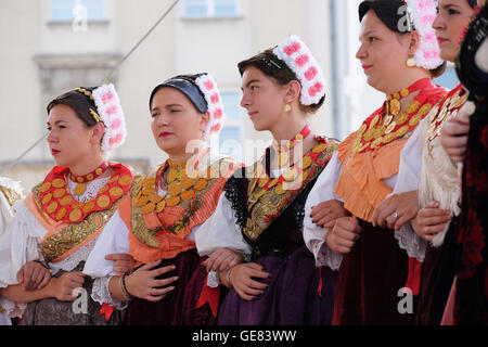 Les membres du groupe folklorique de Donja Bebrina Kolo, la Croatie pendant le 50e Festival International de Folklore à Zagreb, Croatie Banque D'Images