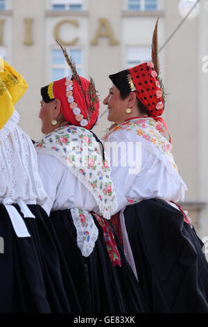 Les membres du groupe folklorique de Donja Bebrina Kolo, la Croatie pendant le 50e Festival International de Folklore à Zagreb, Croatie Banque D'Images