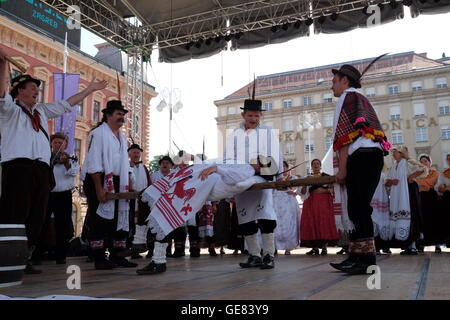 Les membres du groupe folklorique de Donja Bebrina Kolo, la Croatie pendant le 50e Festival International de Folklore à Zagreb, Croatie Banque D'Images