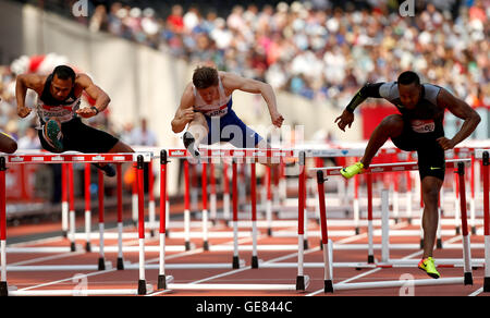La société britannique Lawrence Clarke (centre) au cours de la chaleur deux des 110m haies lors du deuxième jour de l'Anniversaire Muller Jeux dans le stade olympique, le Parc Olympique Queen Elizabeth, Londres. Banque D'Images