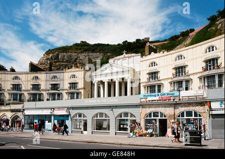 Pelham Crescent et St Marie dans l'église du château, sur le front de mer de Hastings, East Sussex, UK Banque D'Images