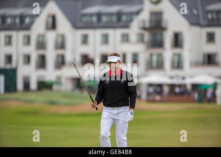 Le Bernhard allemand joue son approche depuis le 1er fairway pendant le troisième jour du Championnat Senior Open 2016 à Carnoustie Golf Links. APPUYEZ SUR ASSOCIATION photo. Date de la photo: Samedi 23 juillet 2016. Voir PA Story GOLF Carnoustie. Le crédit photo devrait se lire comme suit : Kenny Smith/PA Wire. Banque D'Images