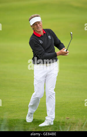 L'Allemagne Berhard Langer joue son approche pour le deuxième trou au cours de la troisième journée du Championnat senior 2016 à Carnoustie Golf Links. ASSOCIATION DE PRESSE Photo. Photo date : Samedi 23 juillet 2016. Voir histoire de PA Carnoustie GOLF. Crédit photo doit se lire : Kenny Smith/PA Wire. RESTRICTIONS : Utiliser l'objet de restrictions. Usage éditorial uniquement. Pas d'utilisation commerciale. Appelez le  +44 (0)1158 447447 pour de plus amples informations. Banque D'Images