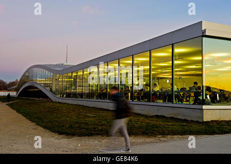 L'aube à une salle d'étude du Rolex Learning Center, l'École polytechnique fédérale de Lausanne, EPFL, Lausanne, Suisse Banque D'Images