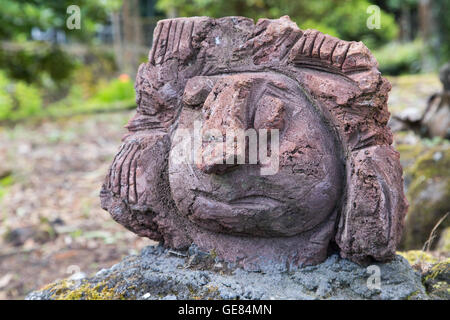 Pierres volcaniques sculptures art face au jardin à Madalena do Pico village de l'île de Pico / Açores Banque D'Images