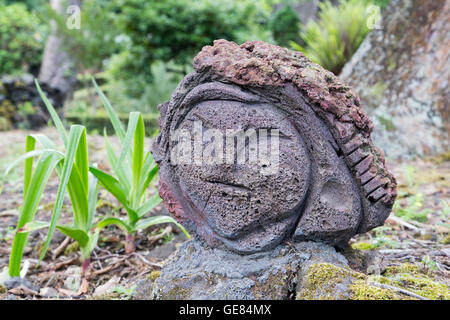 Pierres volcaniques sculptures art face au jardin à Madalena do Pico village de l'île de Pico / Açores Banque D'Images