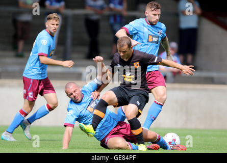 Scunthorpe United's Stephen Dawson défis Hull City's Shaun Maloney lors de la pré-saison match amical au parc Glanford, Scunthorpe. Banque D'Images