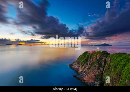 Phare au lever du soleil , Hong Kong Hok Tsui Cape d'Aguilar beau paysage Banque D'Images