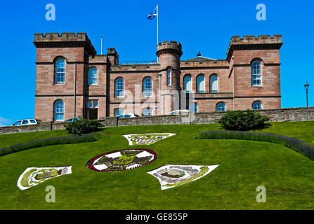 Le Château d'Inverness avec médaille de la guerre de la Croix de Victoria comme horloge florale, Inverness, Ecosse, Grande-Bretagne Banque D'Images