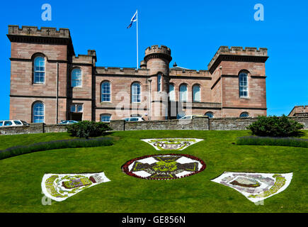 Le Château d'Inverness avec médaille de la guerre de la Croix de Victoria comme horloge florale, Inverness, Ecosse, Grande-Bretagne Banque D'Images