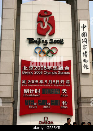 Une horloge électronique indique le temps restant jusqu'à l'ouverture des Jeux Olympiques de 2008 à Beijing, Chine. Banque D'Images