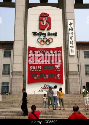 Une horloge électronique indique le temps restant jusqu'à l'ouverture des Jeux Olympiques de 2008 à Beijing, Chine. Banque D'Images