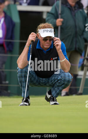 Miguel Angel Jiménez, de l'Espagne, met en ligne un putt le 18 au cours de la troisième journée du Championnat Senior Open de 2016 à Carnoustie Golf Links.APPUYEZ SUR ASSOCIATION photo.Date de la photo: Samedi 23 juillet 2016.Voir PA Story Golf Carnoustie.Le crédit photo devrait se lire comme suit : Kenny Smith/PA Wire.RESTRICTIONS : l'utilisation est soumise à des restrictions.Usage éditorial uniquement.Aucune utilisation commerciale.Pour plus d'informations, appelez le +44 (0)1158 447447. Banque D'Images