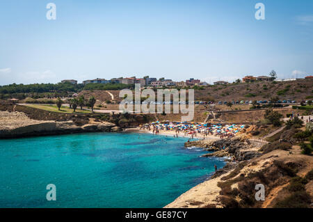 Paysage de plage de balai, de la Sardaigne, dans une journée ensoleillée de l'été Banque D'Images