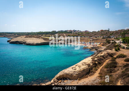 Paysage de plage de balai, de la Sardaigne, dans une journée ensoleillée de l'été Banque D'Images