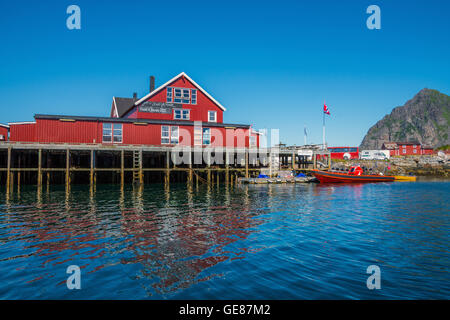 Bâtiment Rouge sur pieux en bois, village de pêche Henningsvaer Lofoten, Norvège Banque D'Images