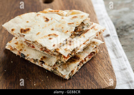 Pile de quesadillas au poulet et légumes sur le bord rustique. Banque D'Images