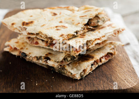 Pile de quesadillas au poulet et légumes sur le bord rustique. Banque D'Images