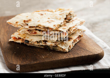 Pile de quesadillas au poulet et légumes sur le bord rustique. Banque D'Images