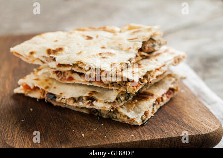 Pile de quesadillas au poulet et légumes sur le bord rustique. Banque D'Images