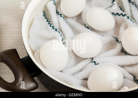 Dans une casserole, faire cuire les oeufs dans l'eau. Banque D'Images