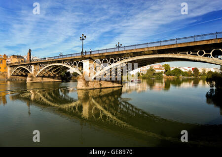 Vue sur le pont de Triana (nom officiel est Pont de Isabel II) sur la rivière Guadalquivir à Séville, Espagne Banque D'Images