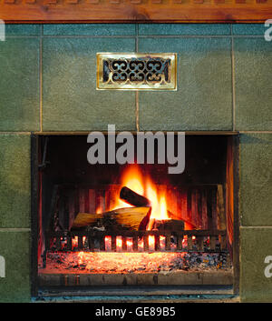 Le feu et la combustion de bois de cheminée ancienne. Concept de confort et un endroit chaud pour hiver froid Banque D'Images