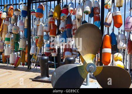 Ces flotteurs colorés différents sont utilisés pour marquer les casiers et l'aide des filets de pêche au large de flottement Banque D'Images