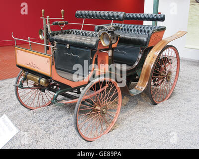 1893 Peugeot Phaetonnet type 8, une première automobile française avec un moteur de 1282 cm3 3 chevaux, capable d'atteindre 20 km/h, un exemple classique de l'ingénierie automobile précoce Banque D'Images