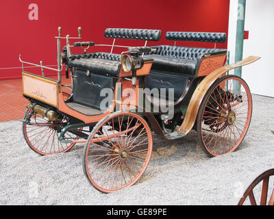 La Peugeot Phaetonnet type 8 de 1893, une automobile ancienne classique avec un moteur de 3 CH, 1282 cm3 et une vitesse de pointe de 20 km/h, représentant les premières contributions de Peugeot à l'histoire automobile. Banque D'Images