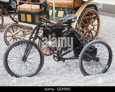 1897 tricycle de Dion-bouton, un véhicule emblématique dans l'histoire du transport, représentant l'évolution précoce des vélos et tricycles motorisés. Banque D'Images
