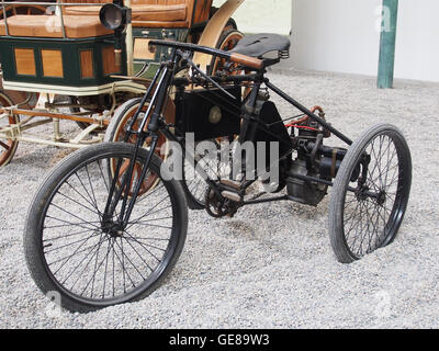 Un rare tricycle motorisé précoce de de de Dion-bouton, marquant un développement significatif dans l'histoire du transport Banque D'Images