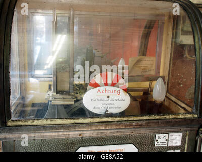 Une Sielaff Berlin Personen-Waage de 1920, une balance mécanique vintage utilisée à des fins publiques et commerciales à Berlin. Banque D'Images