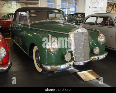 La Mercedes 300 Cabriolet d 1952 est équipée d'un moteur de 2996 cm3 développant 115 chevaux, avec une vitesse de pointe de 155 km/h. Cette voiture de luxe emblématique est un classique du début des années 1950, réputé pour son design élégant et ses performances. Banque D'Images