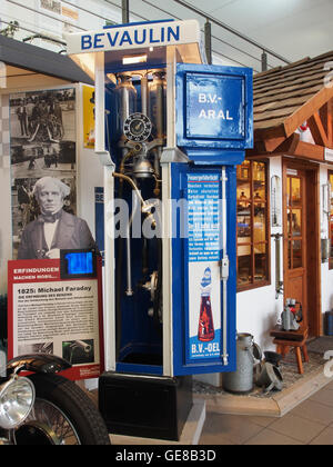Une image d'une Bevaulin Zapfseule, une pompe à essence allemande vintage. La photo met en valeur le design classique de cette pompe historique, mettant en évidence ses caractéristiques mécaniques et son esthétique vintage. Banque D'Images